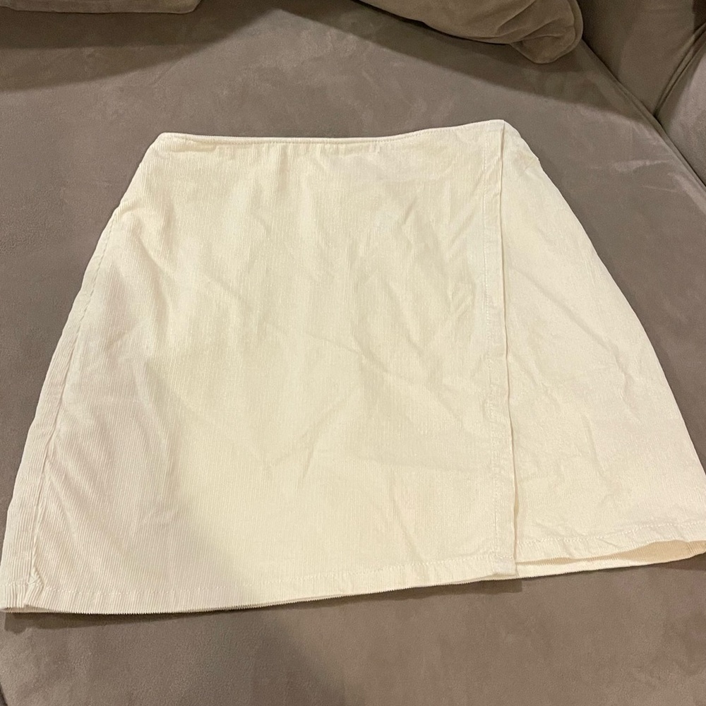 Hollister Elegant Cream Skirt
With a fold over 
Brand new with tags